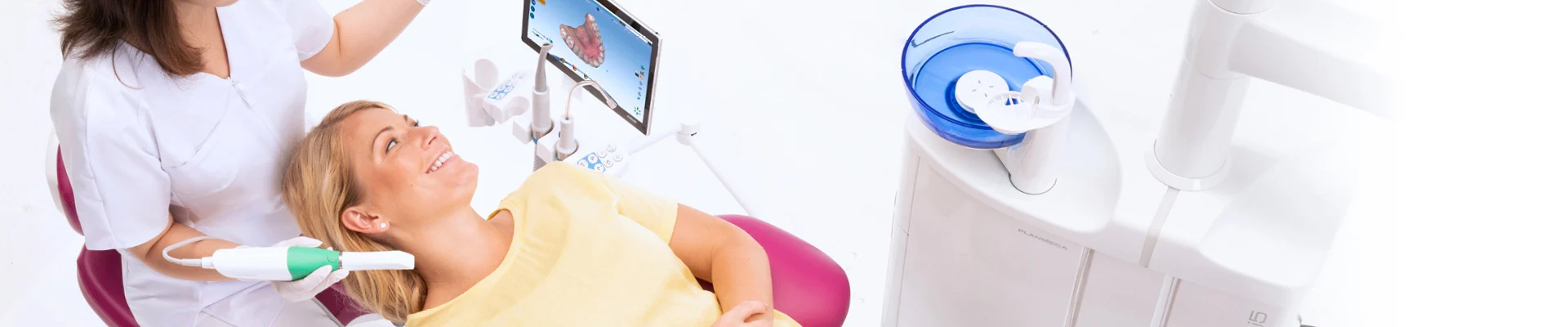 En patient f&aring;r ett digitalt avtryck med Planmeca Emerald