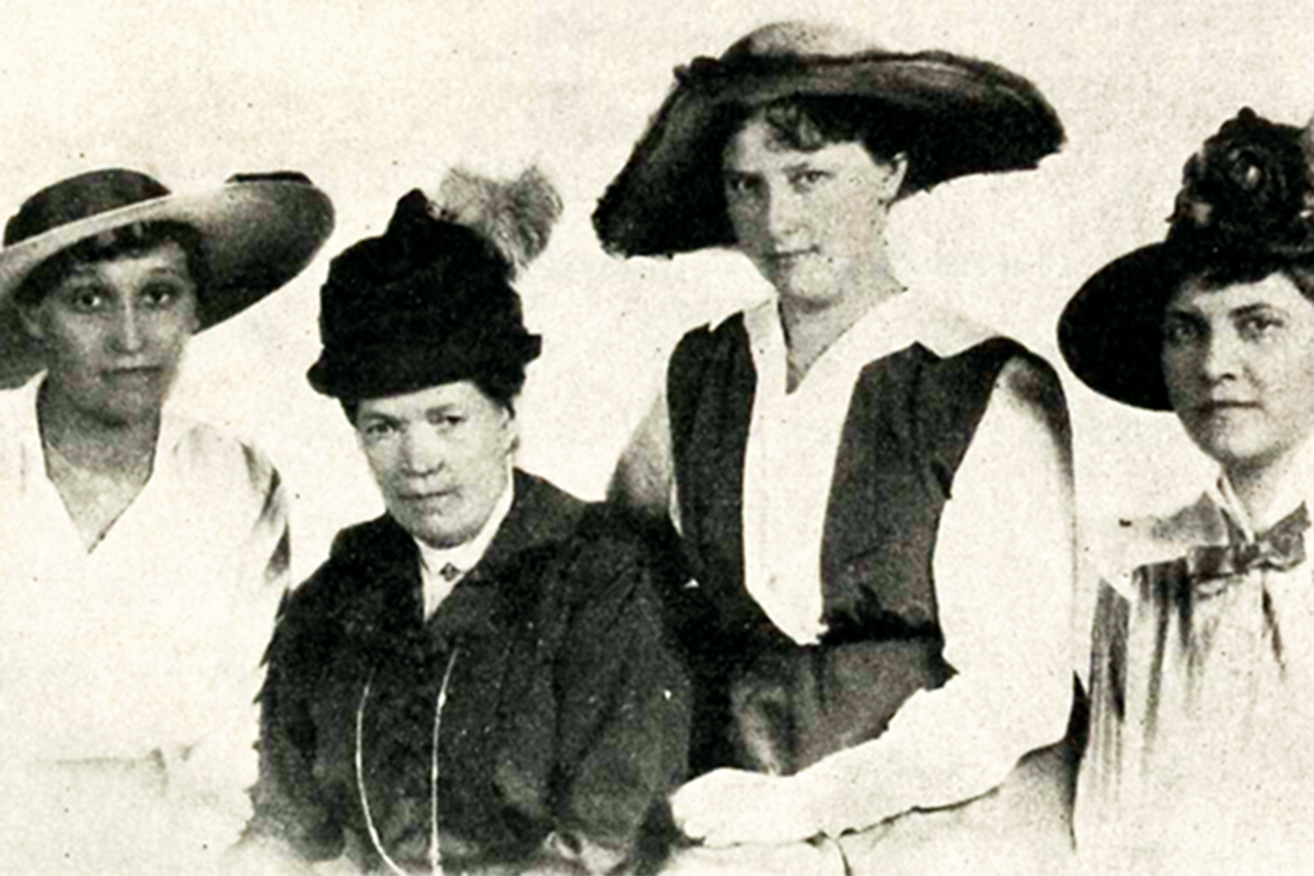 S.A. Forssberg (andra till vänster) tillsammans med sin kvinnliga personal.