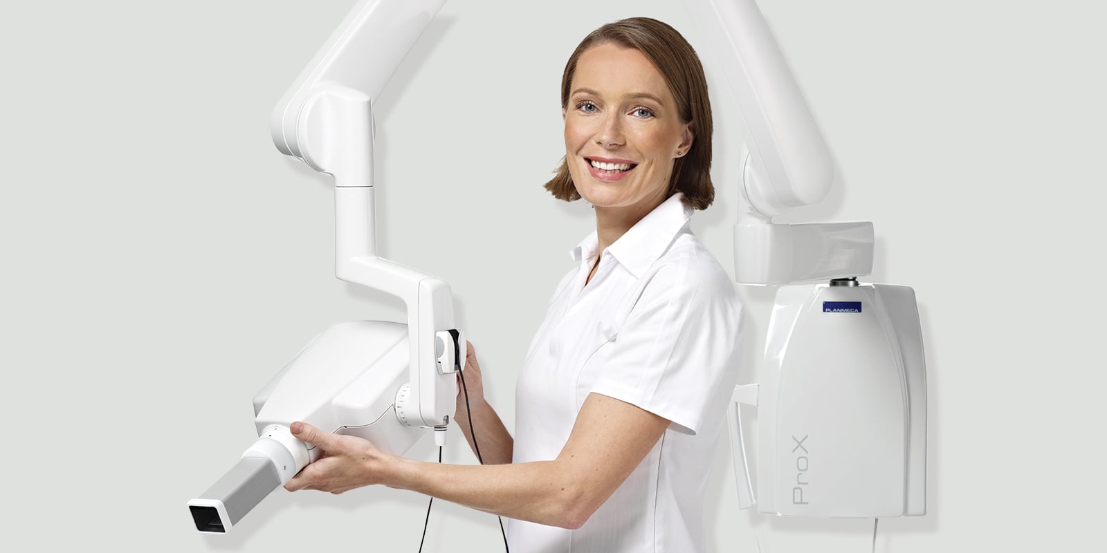 Kvinna med Planmeca ProX intraoral r&ouml;ntgen